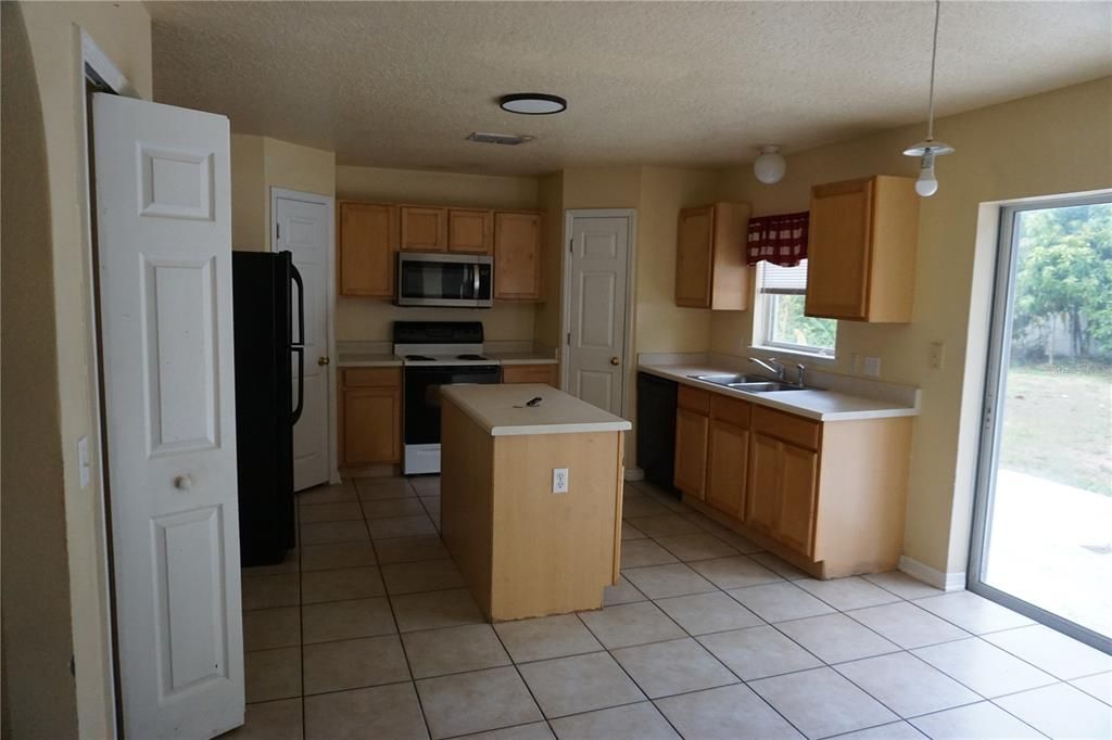For Rent: $2,300 (4 beds, 2 baths, 2320 Square Feet)
