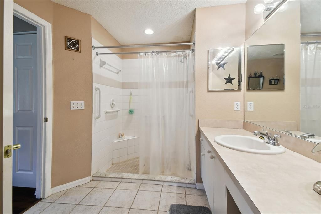 For Sale: $320,000 (2 beds, 2 baths, 1822 Square Feet)