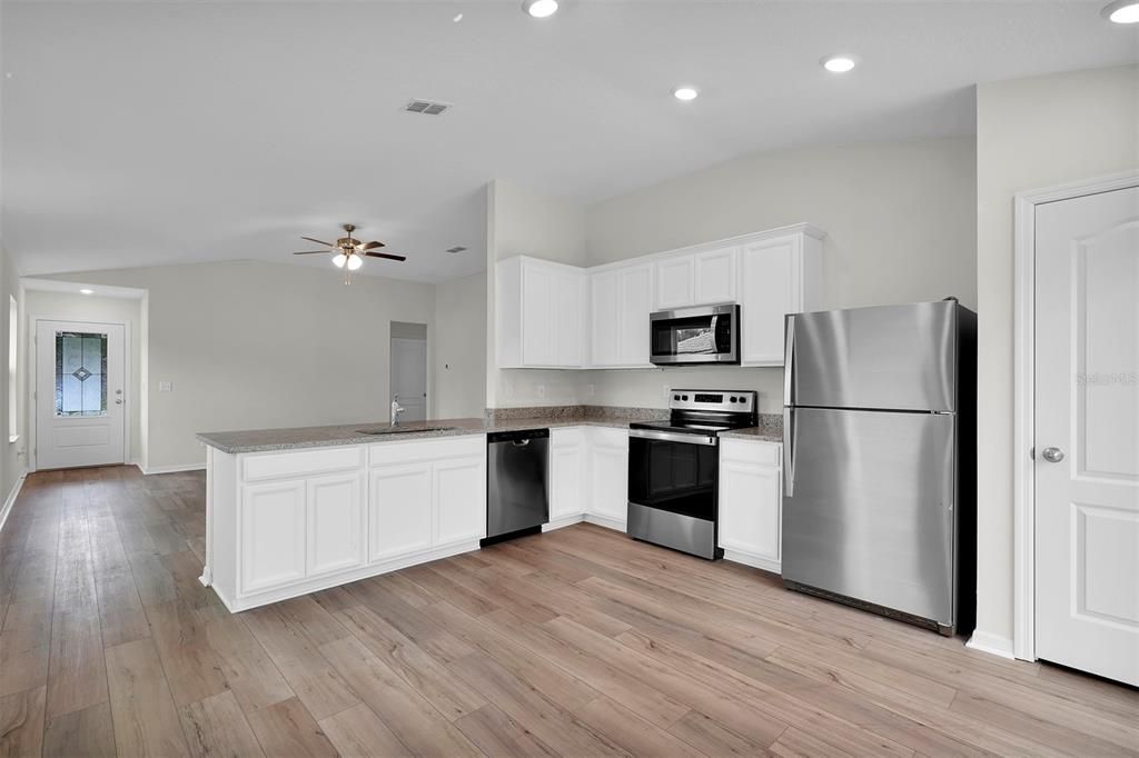 Active With Contract: $304,900 (3 beds, 2 baths, 1211 Square Feet)