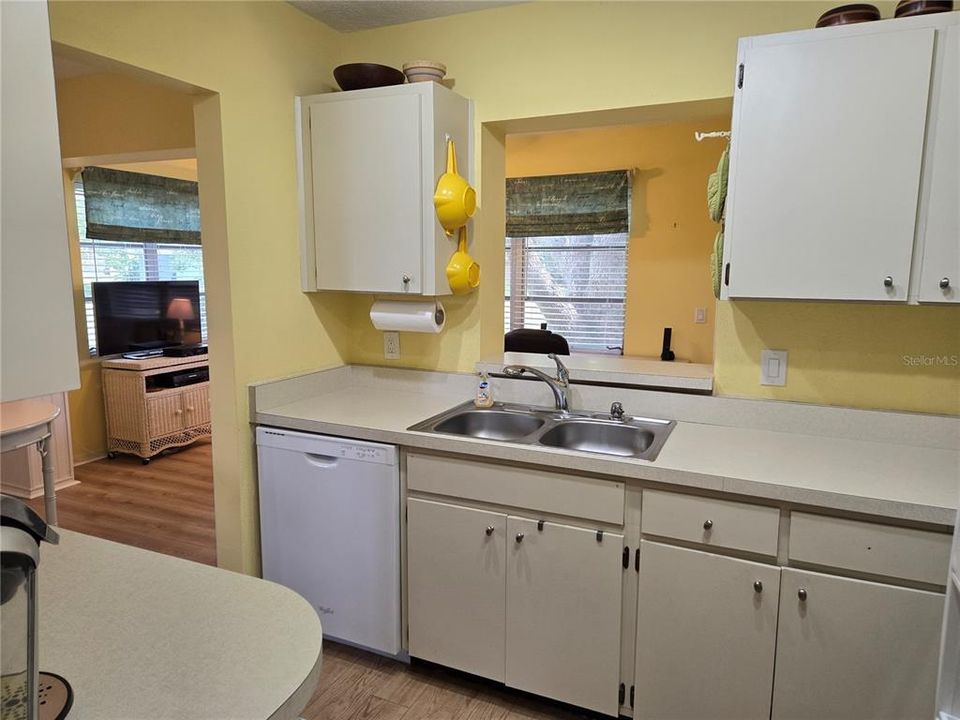 For Sale: $145,000 (2 beds, 2 baths, 1304 Square Feet)