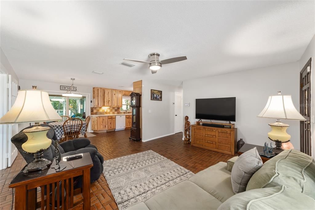 Active With Contract: $277,000 (3 beds, 2 baths, 1400 Square Feet)