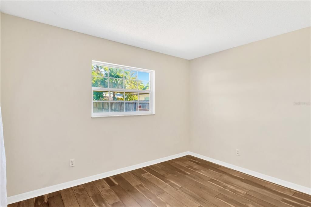 Active With Contract: $310,000 (2 beds, 1 baths, 870 Square Feet)