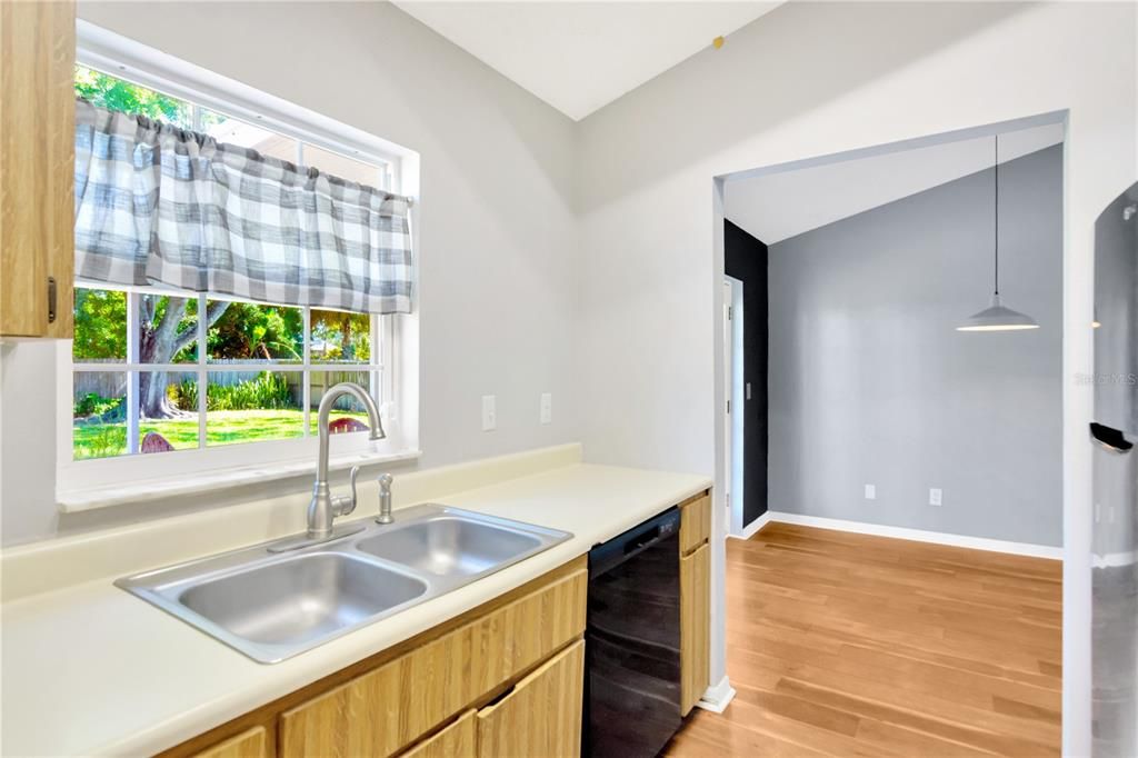 Active With Contract: $310,000 (2 beds, 1 baths, 870 Square Feet)