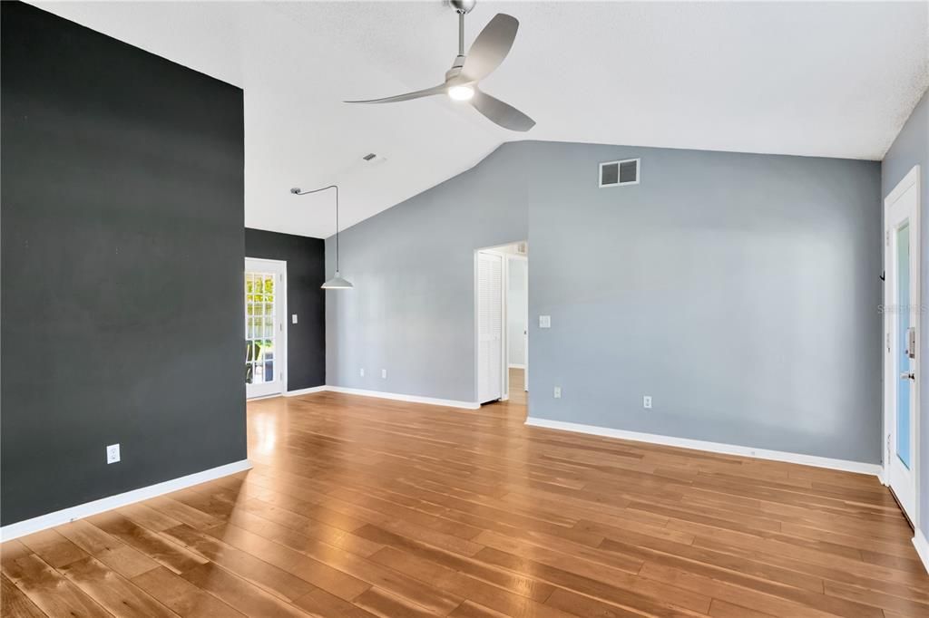 Active With Contract: $310,000 (2 beds, 1 baths, 870 Square Feet)