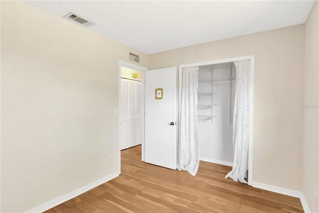 Active With Contract: $310,000 (2 beds, 1 baths, 870 Square Feet)