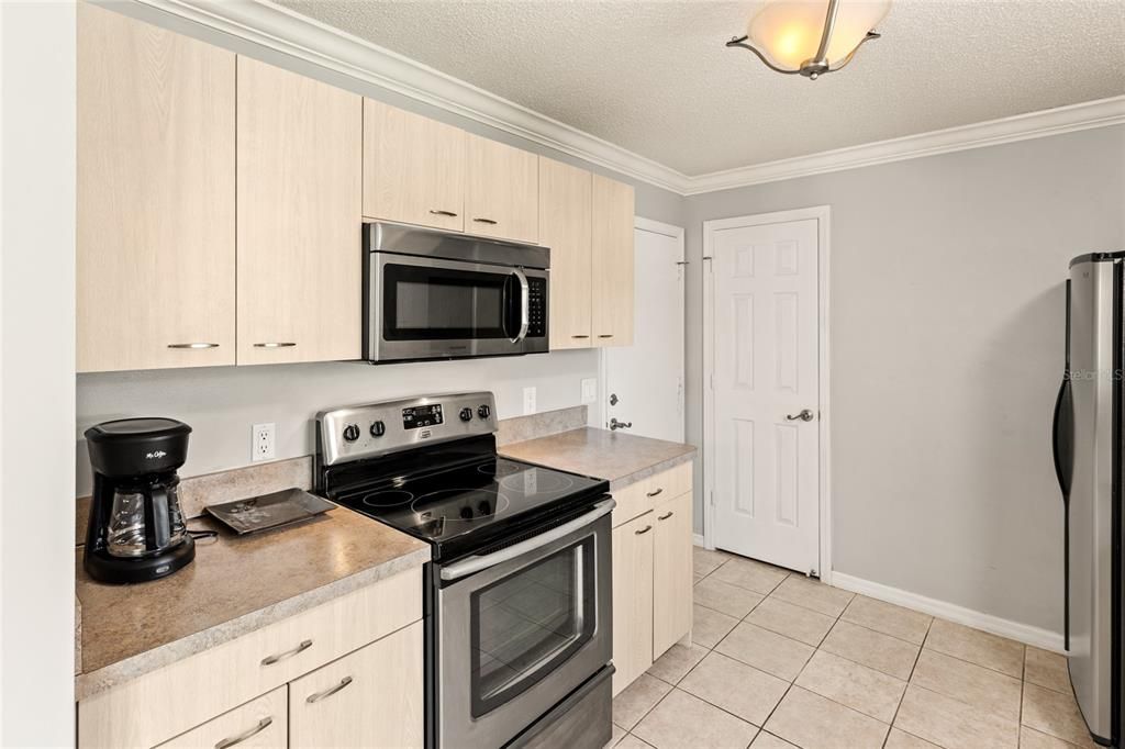 Active With Contract: $315,900 (2 beds, 2 baths, 1268 Square Feet)