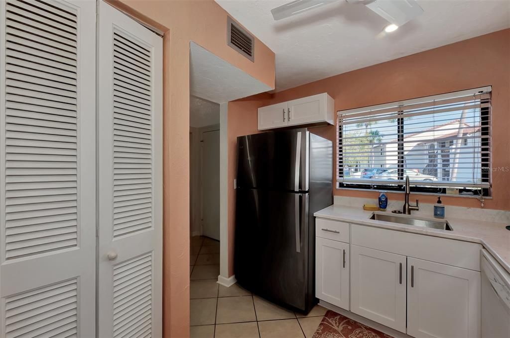 For Sale: $409,000 (2 beds, 1 baths, 1036 Square Feet)