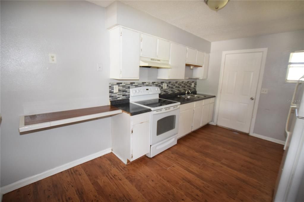 For Rent: $1,400 (2 beds, 1 baths, 881 Square Feet)