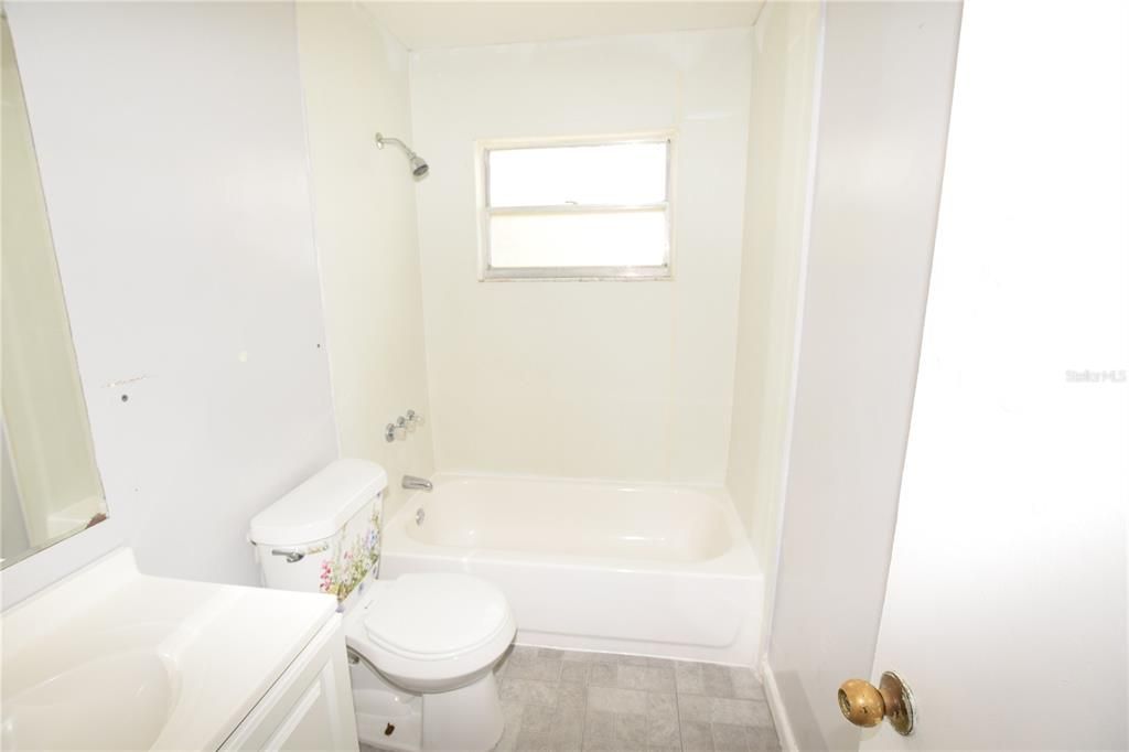 For Rent: $1,400 (2 beds, 1 baths, 881 Square Feet)