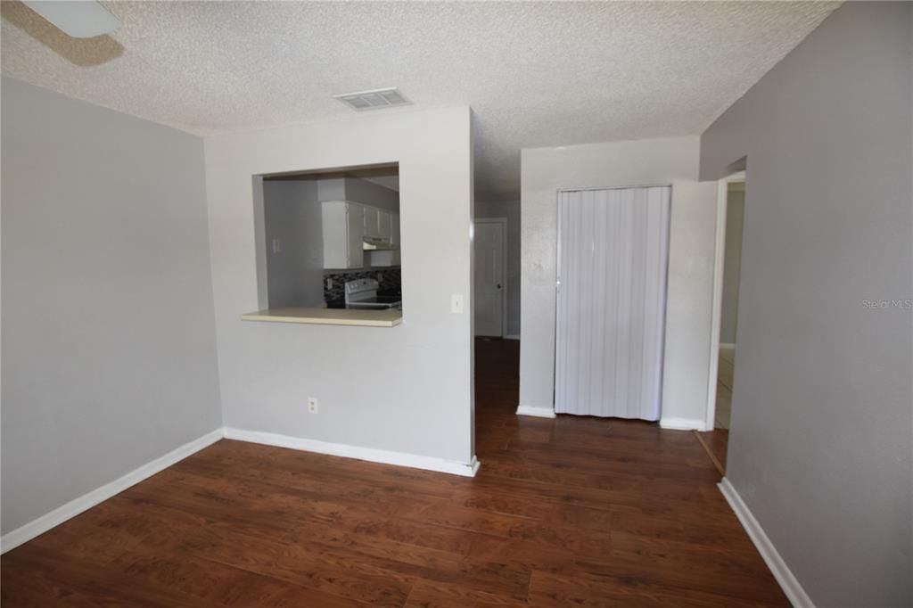 For Rent: $1,400 (2 beds, 1 baths, 881 Square Feet)