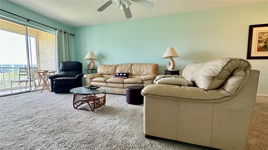 For Rent: $1,300 (2 beds, 1 baths, 912 Square Feet)