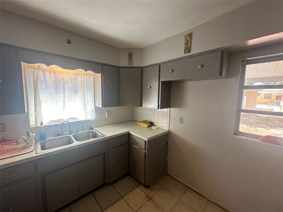 Active With Contract: $289,000 (2 beds, 1 baths, 1067 Square Feet)