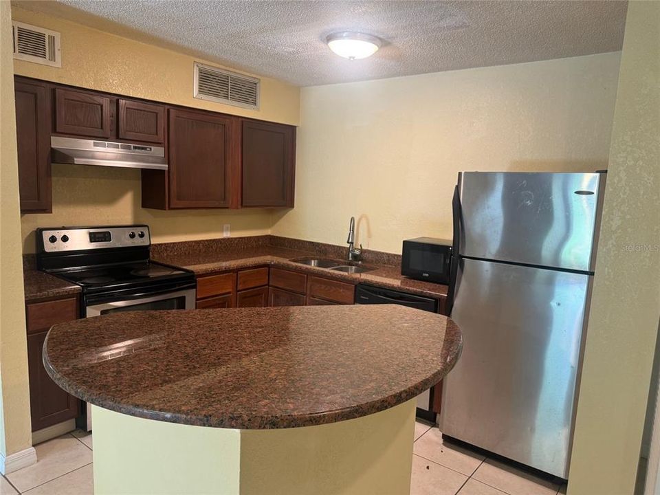 For Rent: $1,500 (2 beds, 1 baths, 867 Square Feet)