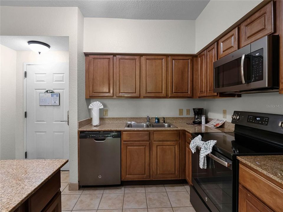 For Sale: $244,900 (2 beds, 2 baths, 957 Square Feet)