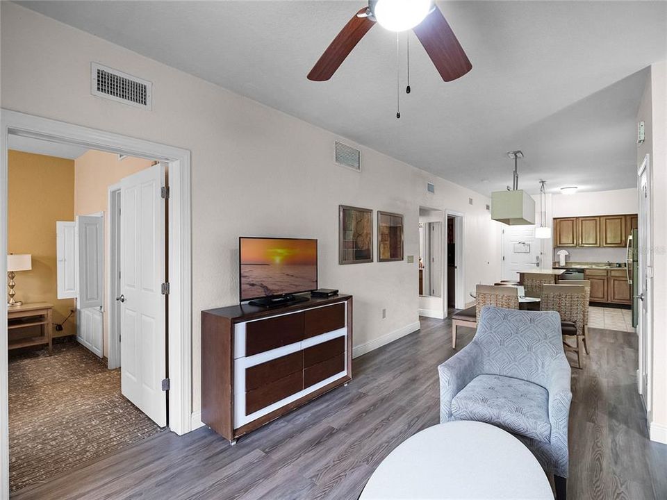 For Sale: $244,900 (2 beds, 2 baths, 957 Square Feet)