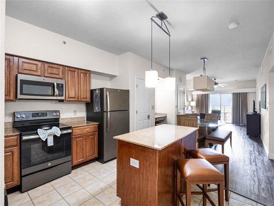 For Sale: $244,900 (2 beds, 2 baths, 957 Square Feet)