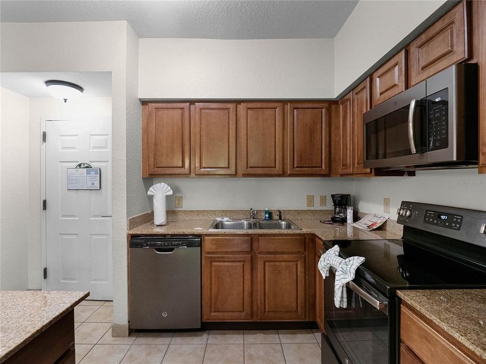For Sale: $244,900 (2 beds, 2 baths, 957 Square Feet)