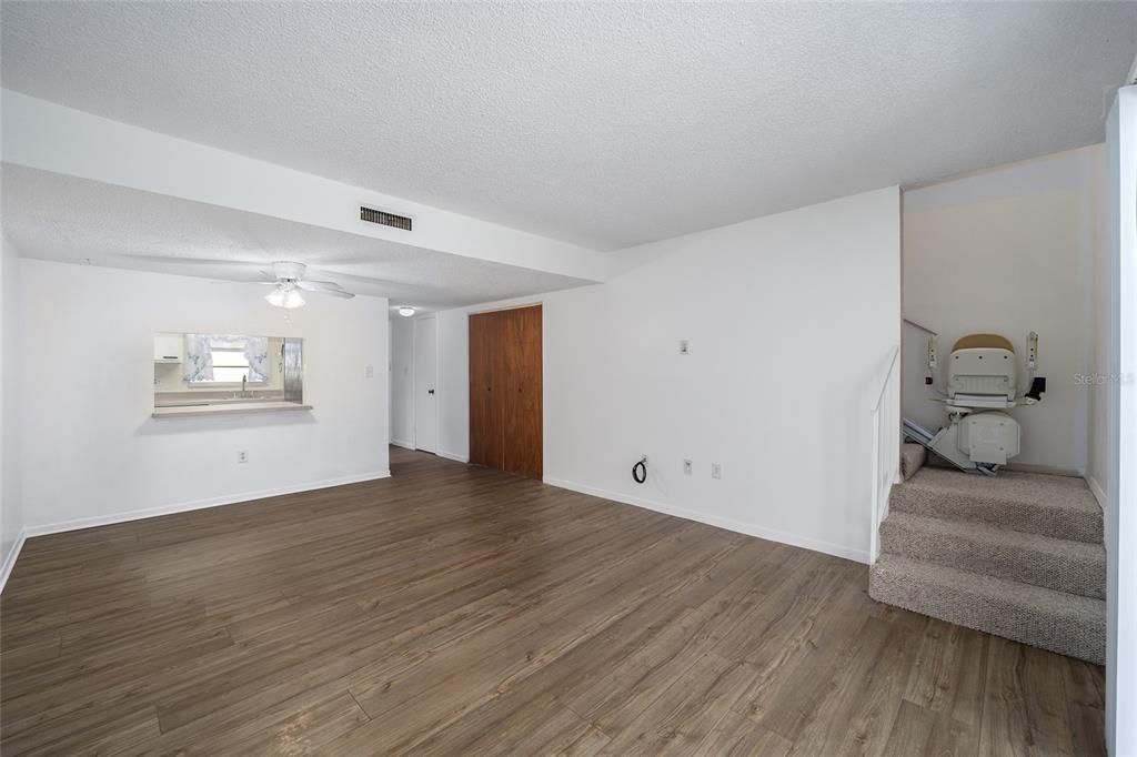 For Sale: $129,900 (2 beds, 1 baths, 952 Square Feet)