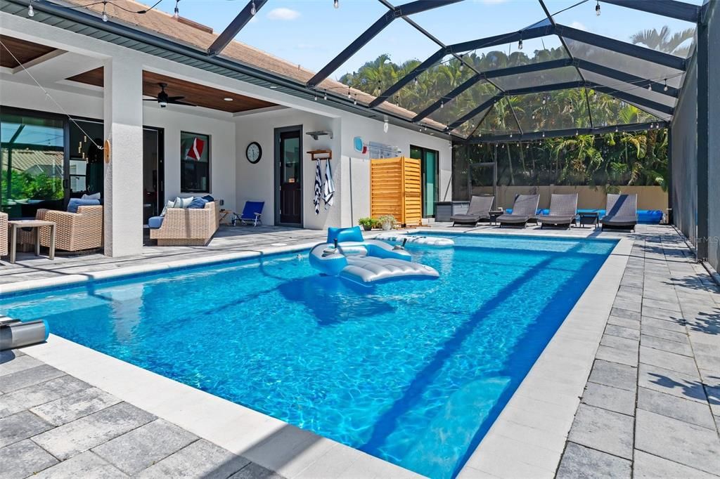 Large heated pool with SunShelf and bubbler