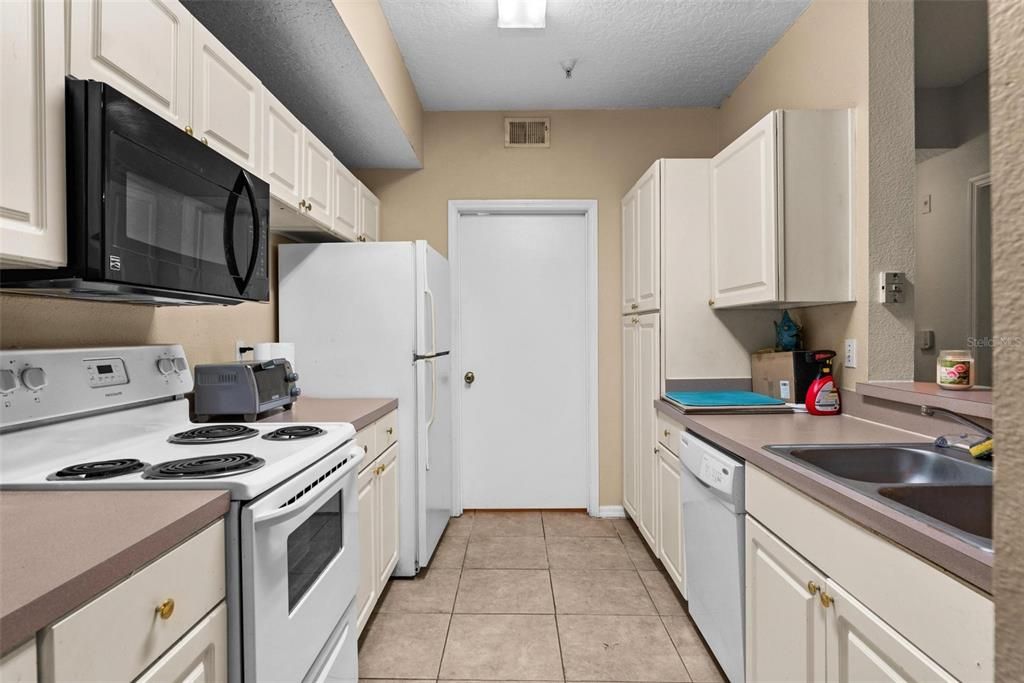 For Sale: $200,000 (2 beds, 2 baths, 1159 Square Feet)