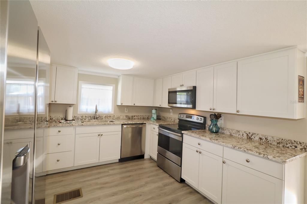 For Sale: $219,900 (2 beds, 2 baths, 1094 Square Feet)