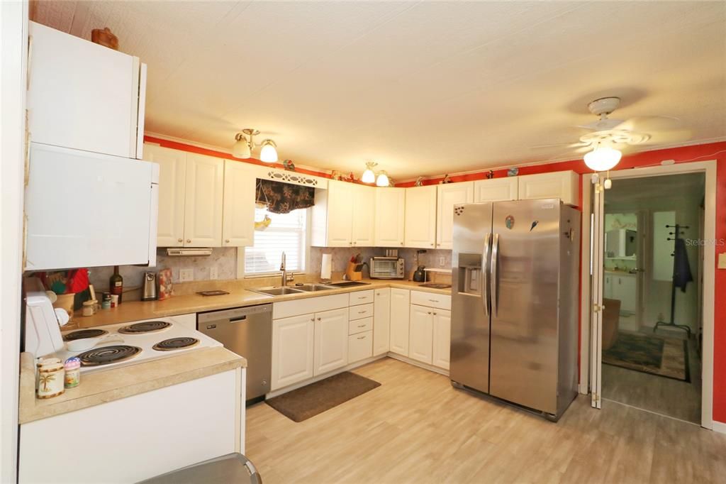 For Sale: $210,000 (2 beds, 2 baths, 840 Square Feet)