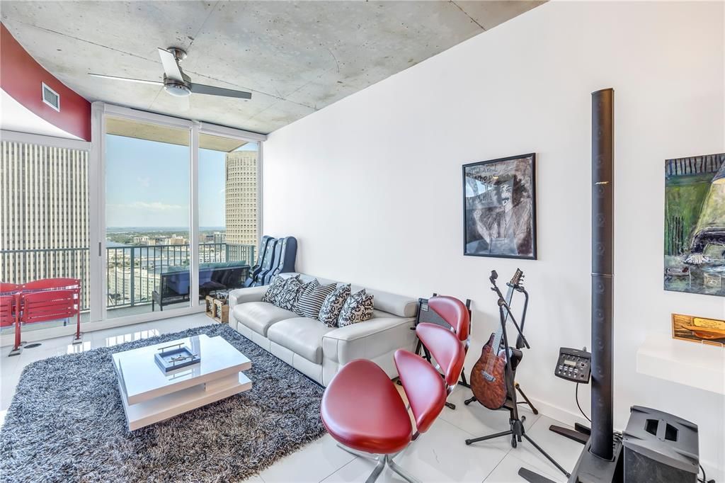 Active With Contract: $530,000 (1 beds, 1 baths, 741 Square Feet)