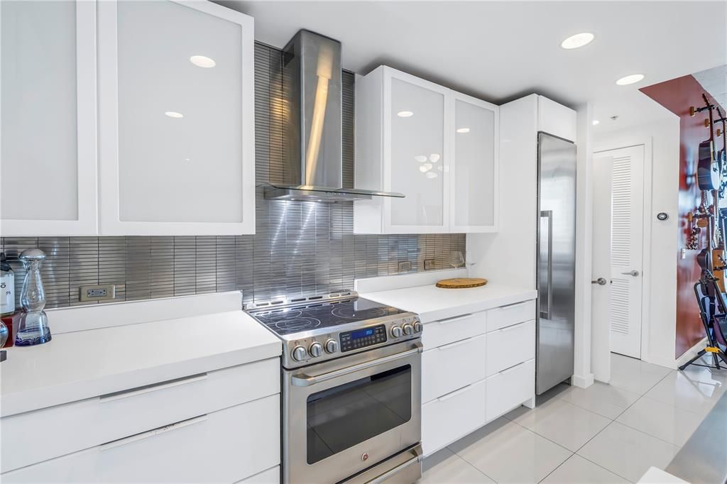 Active With Contract: $530,000 (1 beds, 1 baths, 741 Square Feet)