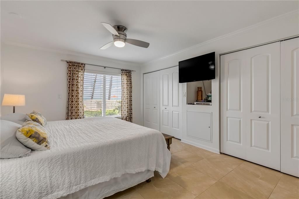 Recently Sold: $1,049,000 (2 beds, 2 baths, 1300 Square Feet)