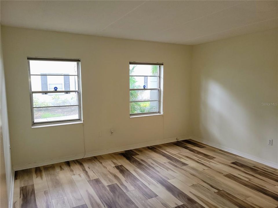 For Sale: $178,500 (1 beds, 1 baths, 720 Square Feet)