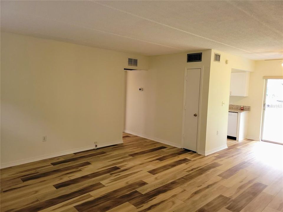 For Sale: $178,500 (1 beds, 1 baths, 720 Square Feet)