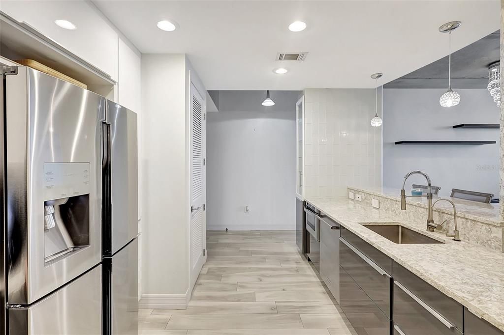 Active With Contract: $479,000 (1 beds, 1 baths, 786 Square Feet)