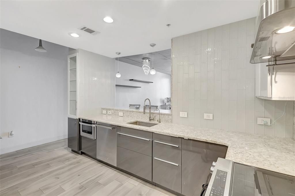 Active With Contract: $479,000 (1 beds, 1 baths, 786 Square Feet)