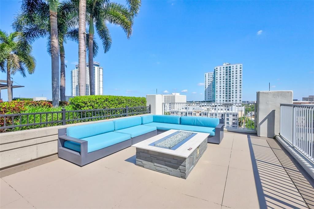 Active With Contract: $479,000 (1 beds, 1 baths, 786 Square Feet)