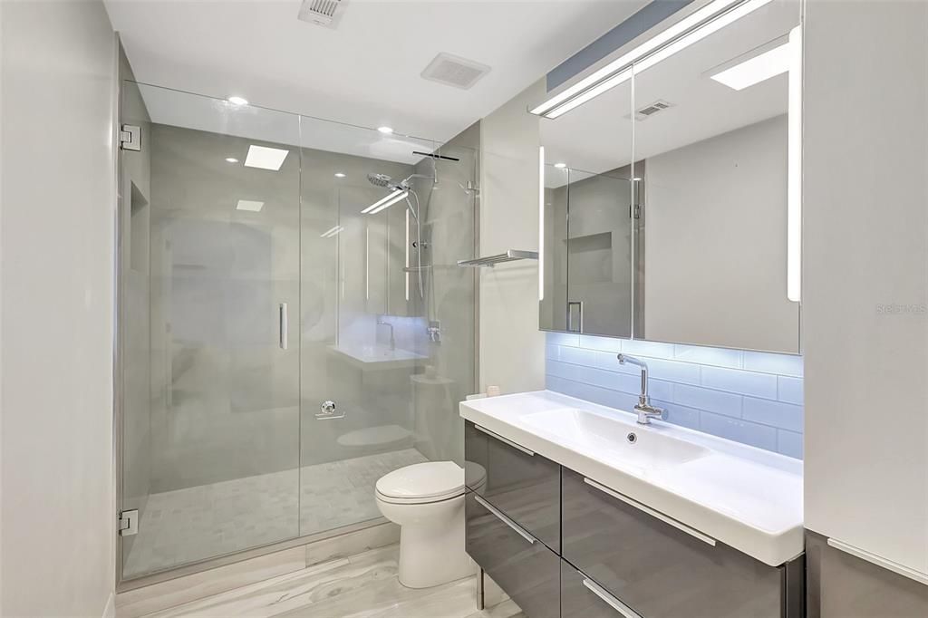 Active With Contract: $479,000 (1 beds, 1 baths, 786 Square Feet)