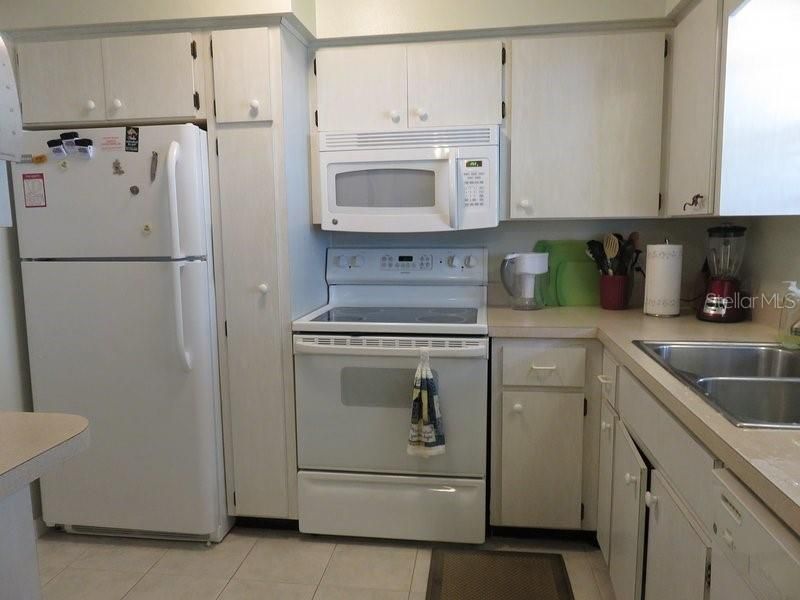 For Rent: $2,000 (2 beds, 1 baths, 794 Square Feet)