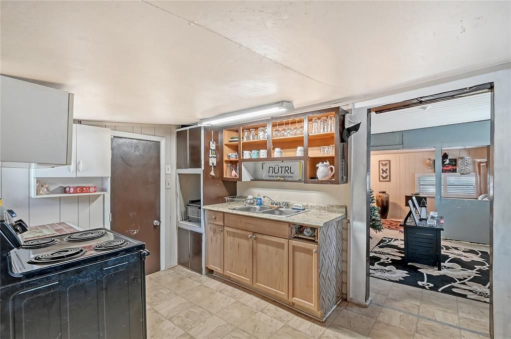 For Sale: $259,999 (1 beds, 1 baths, 724 Square Feet)