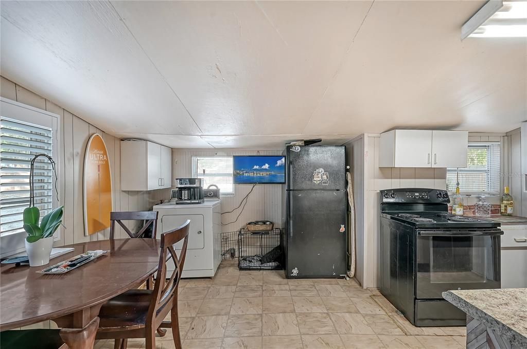 For Sale: $259,999 (1 beds, 1 baths, 724 Square Feet)