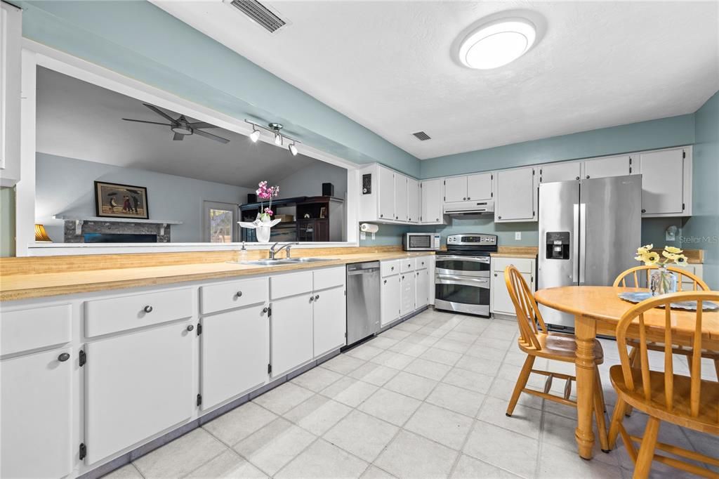 Active With Contract: $325,000 (3 beds, 2 baths, 1300 Square Feet)