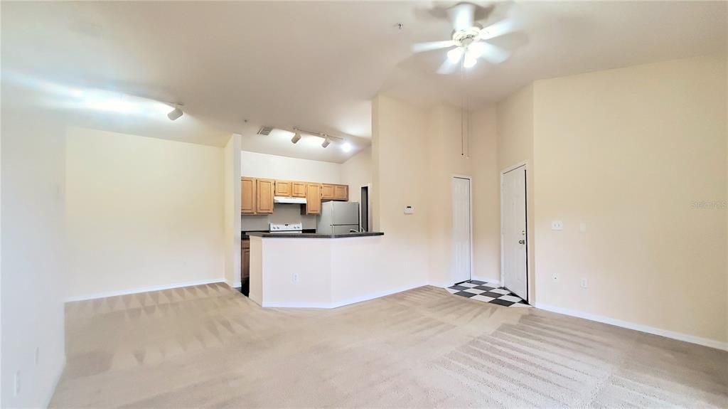 For Rent: $1,299 (1 beds, 1 baths, 713 Square Feet)
