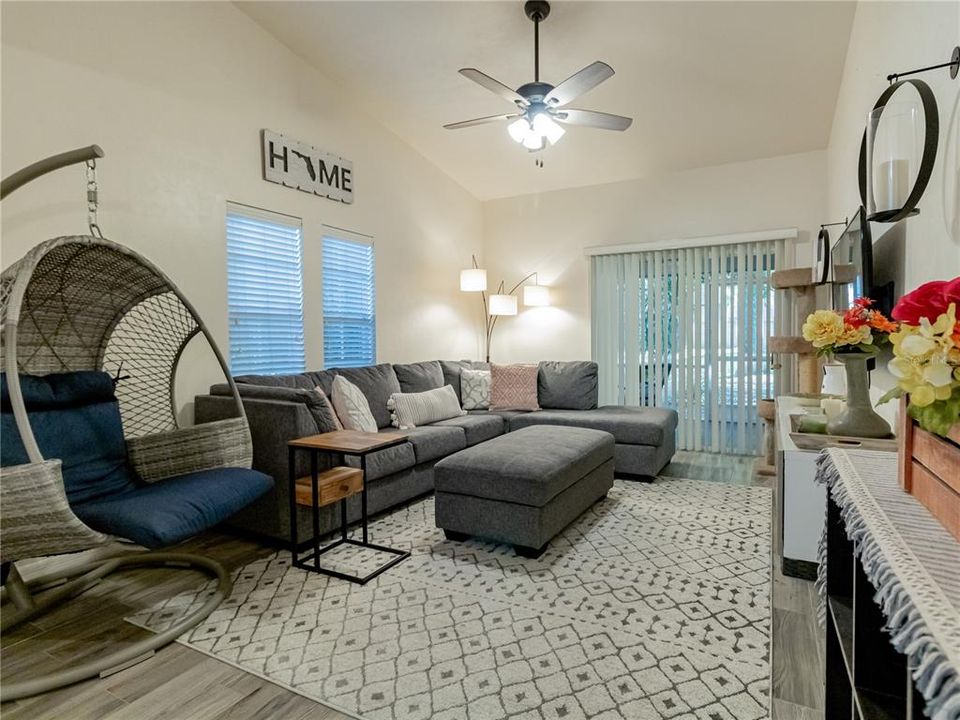 Active With Contract: $1,700 (2 beds, 2 baths, 1102 Square Feet)