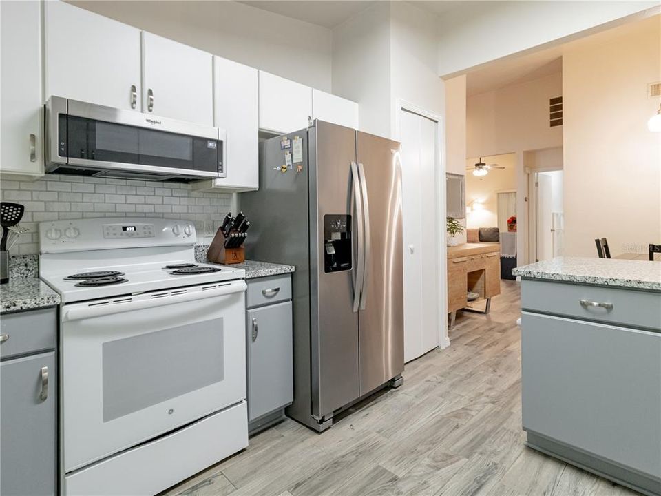 Active With Contract: $1,700 (2 beds, 2 baths, 1102 Square Feet)