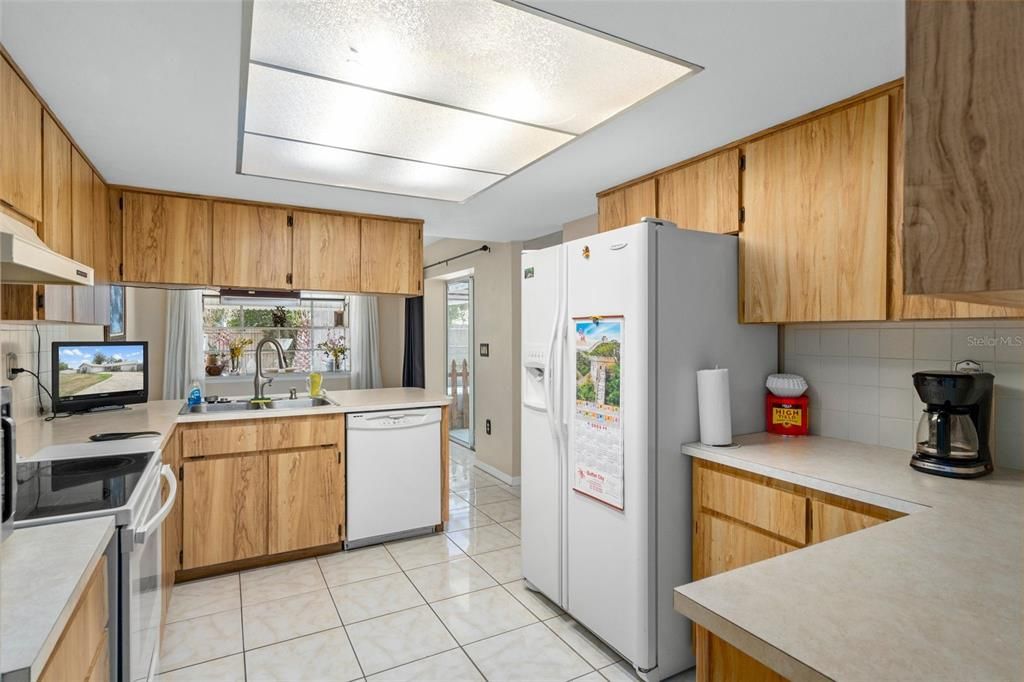 Active With Contract: $249,900 (2 beds, 2 baths, 1410 Square Feet)