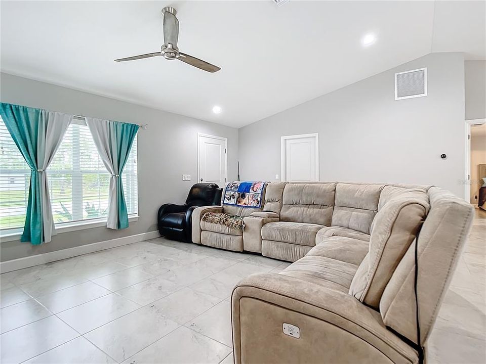 For Sale: $420,000 (3 beds, 2 baths, 1640 Square Feet)