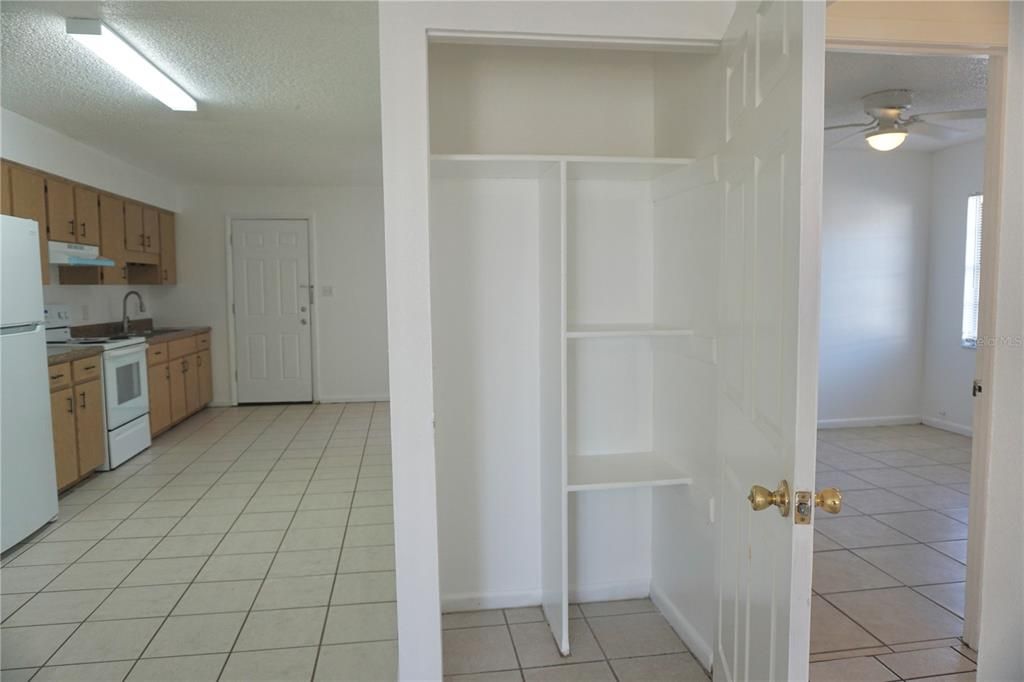 For Rent: $1,300 (2 beds, 1 baths, 944 Square Feet)