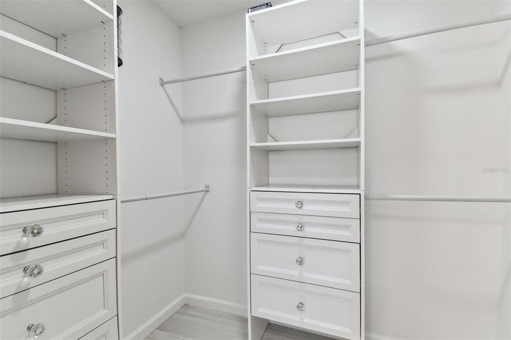 Walk-in Closet 2