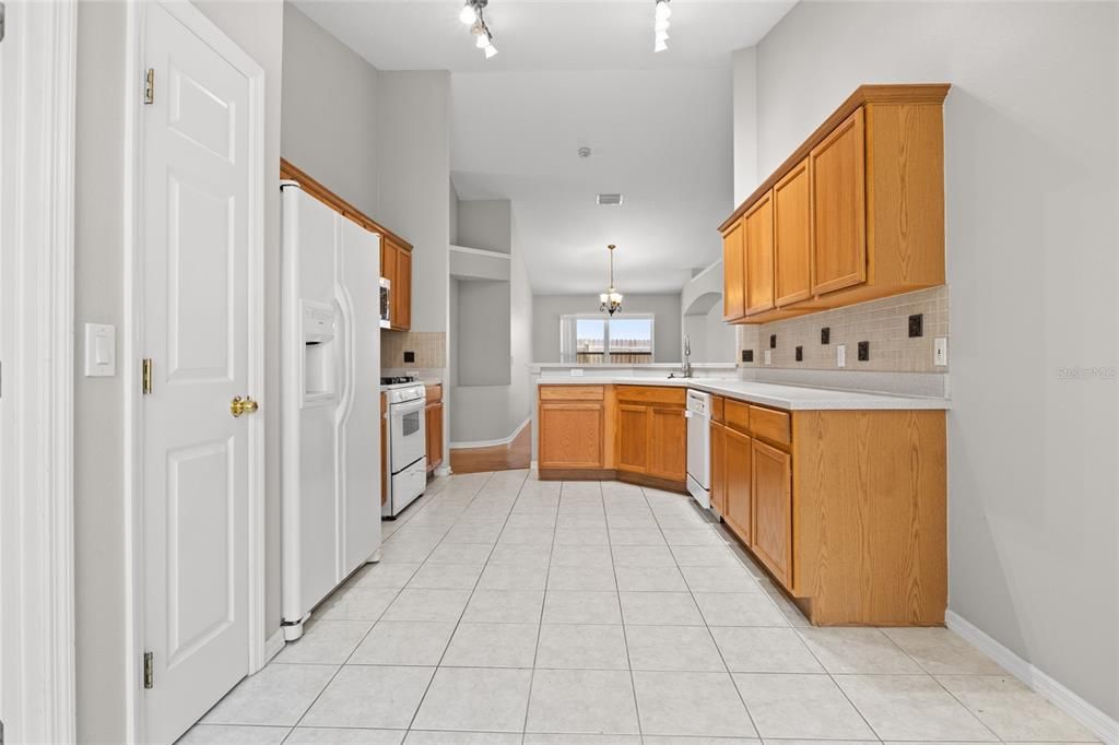 Active With Contract: $409,900 (3 beds, 2 baths, 1796 Square Feet)
