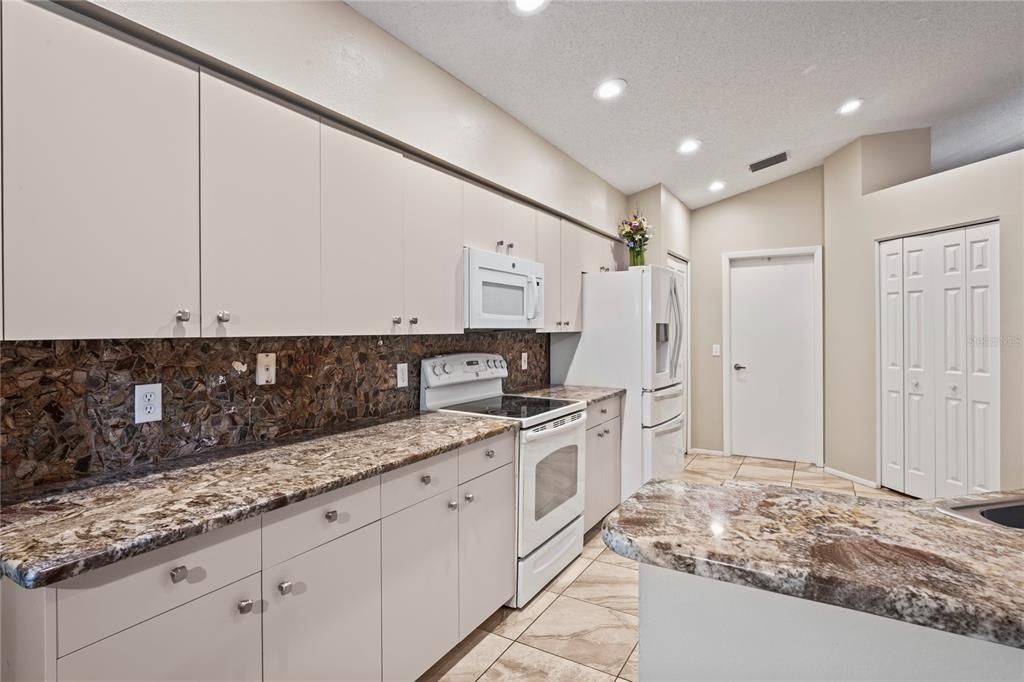 For Sale: $339,900 (2 beds, 2 baths, 1712 Square Feet)