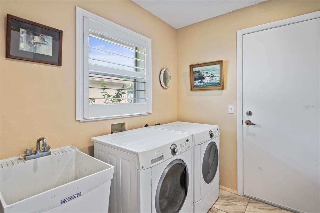 For Sale: $339,900 (2 beds, 2 baths, 1712 Square Feet)