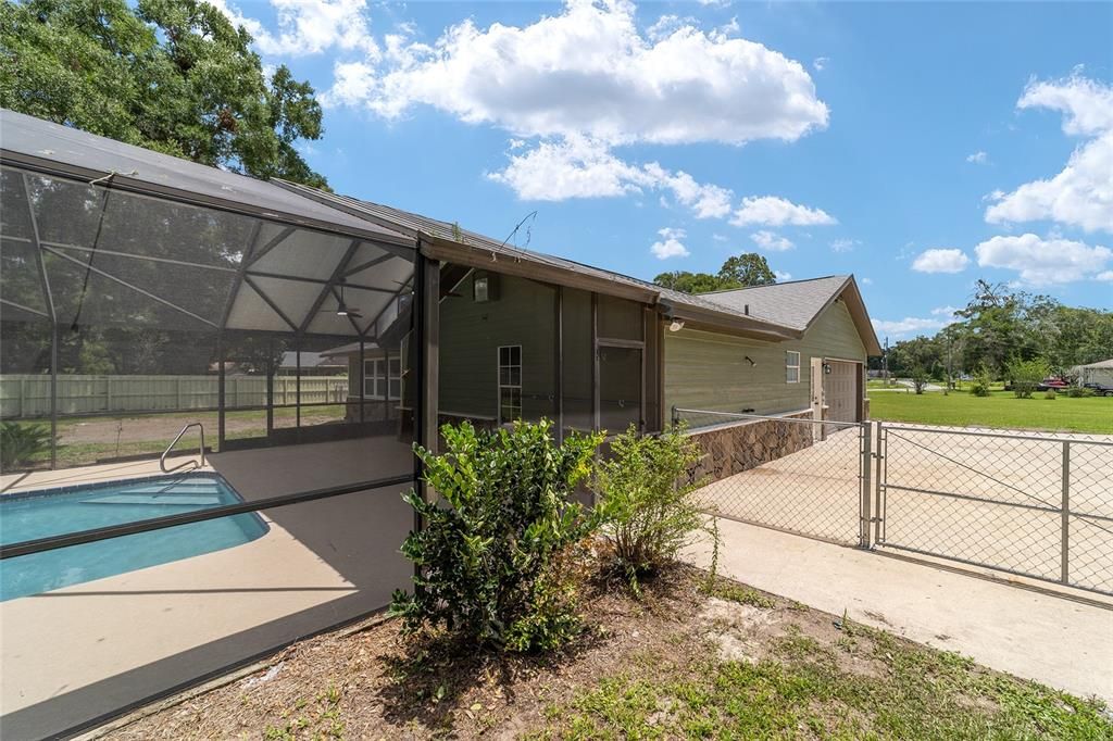 Active With Contract: $347,500 (3 beds, 2 baths, 1561 Square Feet)